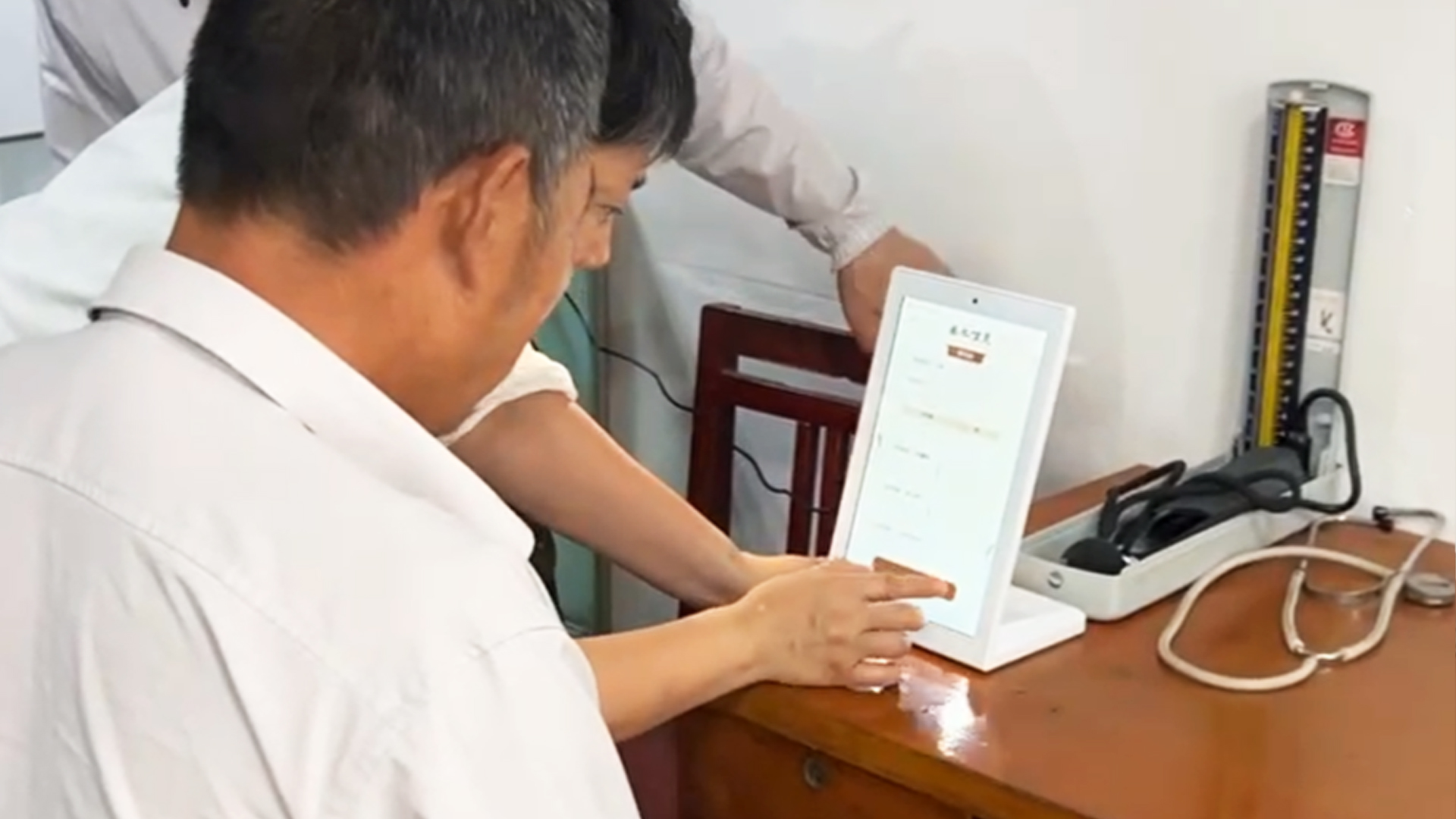 AI體質(zhì)辨識(shí)云鏡落地金華太和堂 開(kāi)啟“浙江老字號(hào)”智慧中醫(yī)新場(chǎng)景